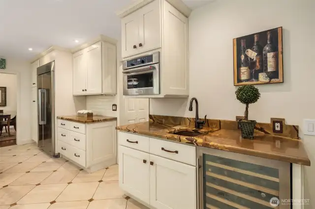 Bright and earthy, this kitchen blends natural textures, warm tones, and artisan finishes for a welcoming atmosphere.