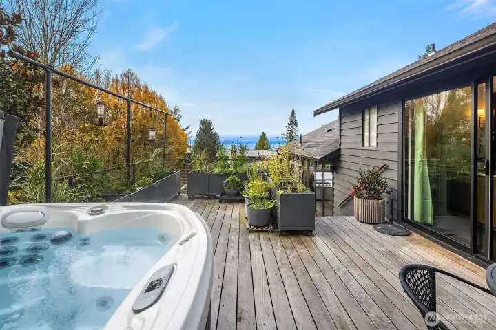 Hot Tub with Views!