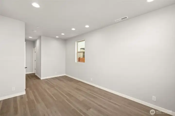 Main level guest suite