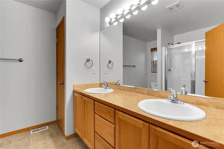 3/4 en-suite bathroom