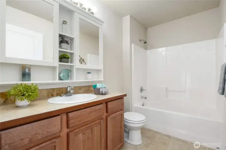 upstairs 2nd full bathroom