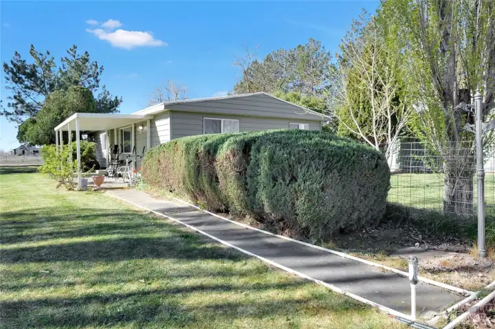 Above ground sprinkler system, Home resided about 6 yrs ago and new vinyl windows were installed at that time too.
