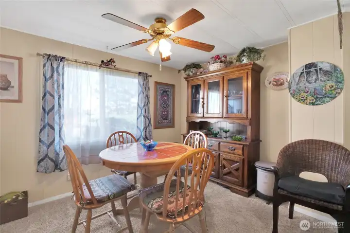 Gather around, dinner time!