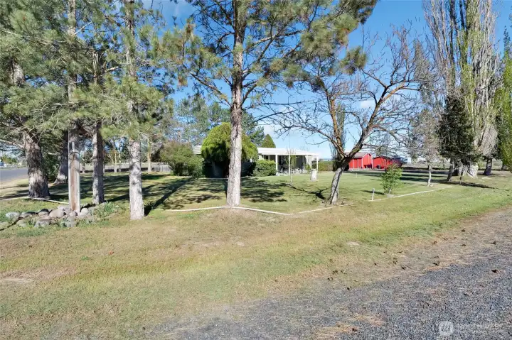 Feel like you are way out in the boondocks, however only minutes away from shopping, major employers and medical services!