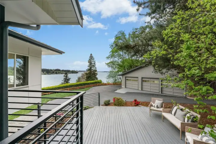 Both levels feature panoramic views of the glistening waters of Lake Washington, the twinkling lights of the Bellevue skyline, Mount Rainier, and never-ending maritime performances!