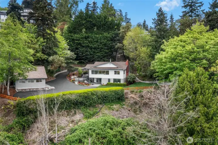 Truly exceptional location just a short stroll to Juanita Beach, vibrant Juanita Village and less than 5 minutes to I-405 and eclectic downtown Kirkland’s shops, restaurants, and events.