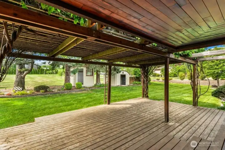 Entertaining & Private Rear Deck