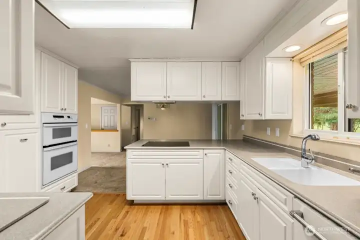 Bright & Cheery Kitchen
