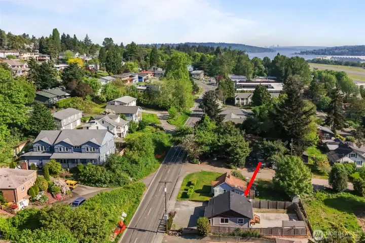 Excellent Renton location just minutes from The Landing, Boeing, parks, shopping, major commuter routes and everyday conveniences.