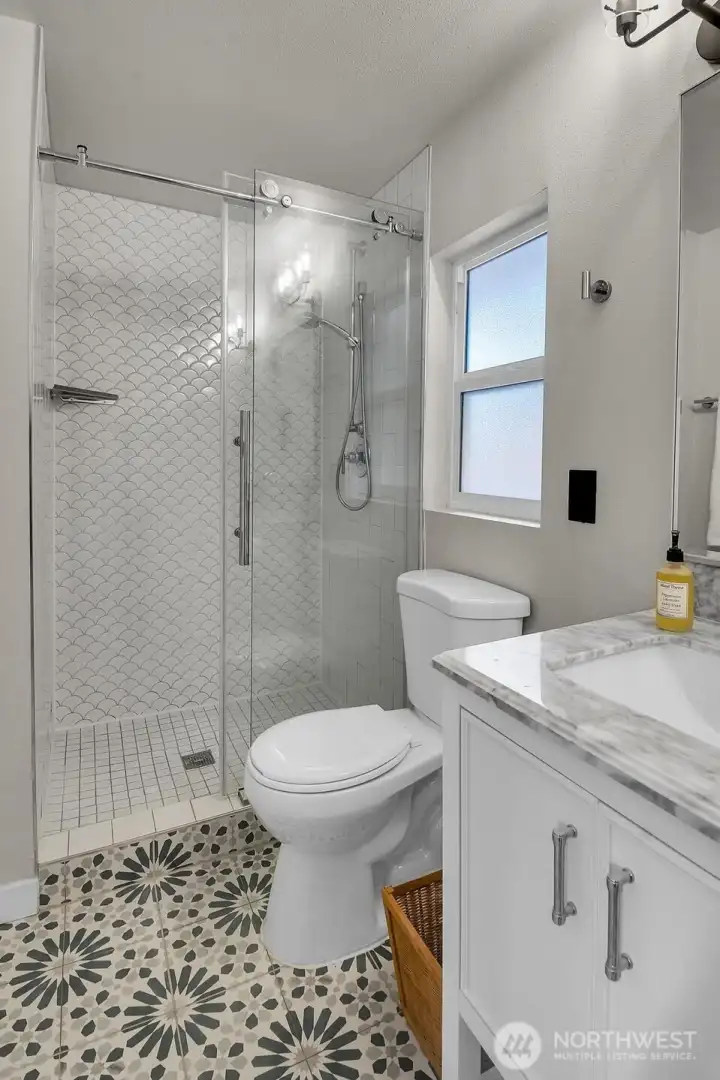 And the patterned ceramic tile flooring is absolutely gorgeous.
