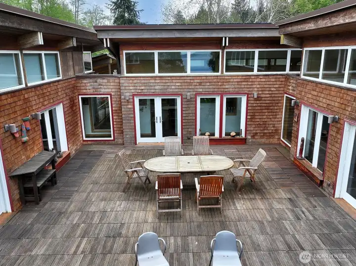 Multiple access points create seamless indoor-outdoor living.