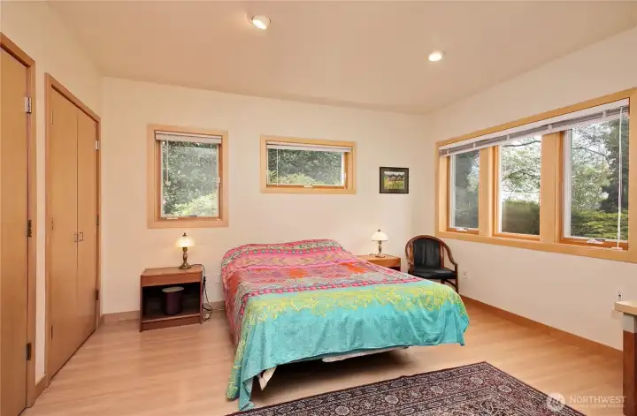 2nd upper bedroom