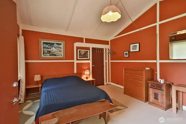 Separate cabin expands hosting possibilities.