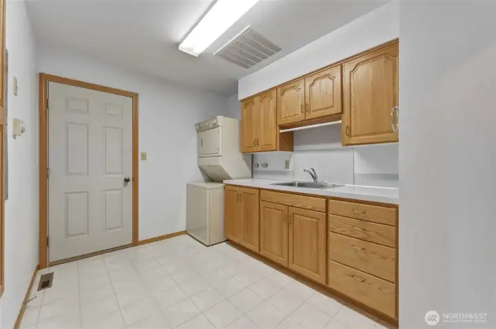 Laundry room with door to the garage