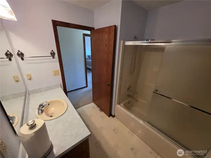 Full bath in hallway by bedrooms. Full bath in hallway by bedrooms.