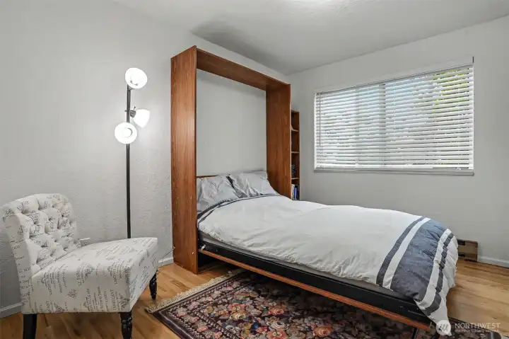 So office and guest room.