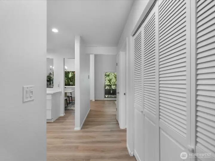 Convenient closets everywhere! Convenient closets everywhere!