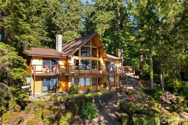 Serene setting w/mature landscape
