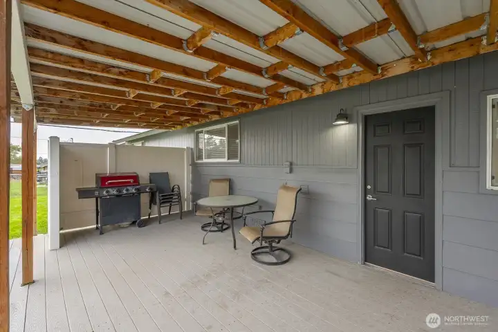 Covered back patio for BBQ or entertaining