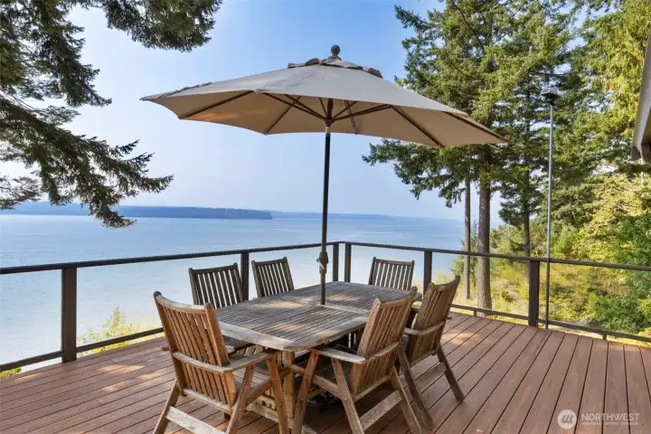 Huge composite deck with sweeping views!