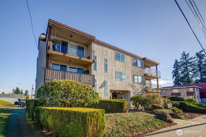 The quiet, residential neighborhood of Loyal Heights is ideally located near grocery, transit and restaurants.