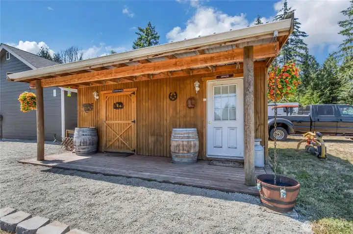 Office on the right has power, heat and internet. On the left storage or use as you please. Craft room maybe. Office on the right has power, heat and internet. On the left storage or use as you please. Craft room maybe.