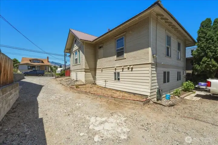 Upper unit offers 3 bedrooms, 1 bath, 9-foot ceilings, abundant natural light, a covered front porch, fenced front yard area, and washer/dryer hookups Upper unit offers 3 bedrooms, 1 bath, 9-foot ceilings, abundant natural light, a covered front porch, fenced front yard area, and washer/dryer hookups