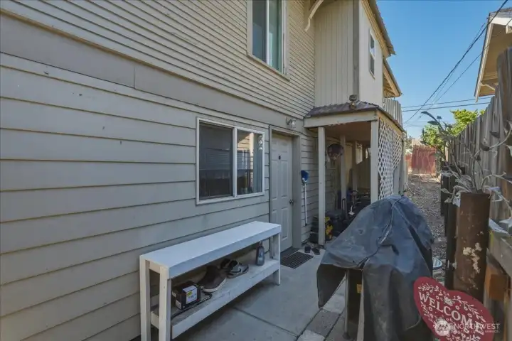The lower unit features 2 bedrooms, a 3/4 bath, washer/dryer hookups, and a functional floor plan The lower unit features 2 bedrooms, a 3/4 bath, washer/dryer hookups, and a functional floor plan