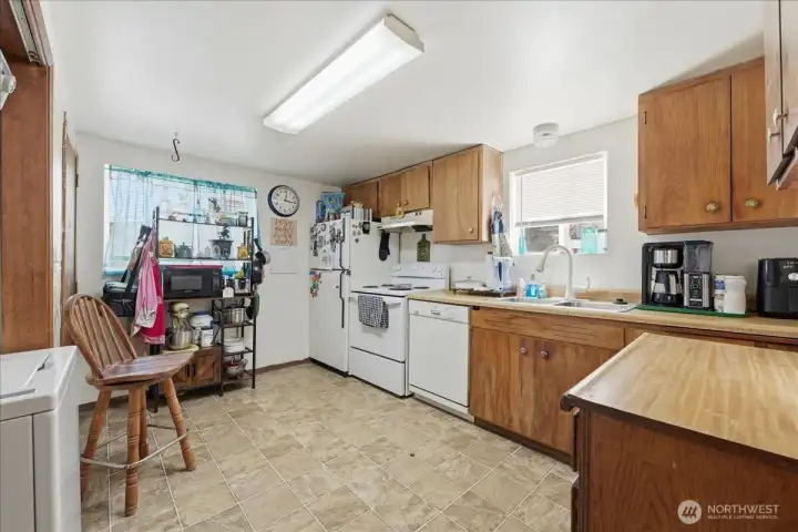 Efficient kitchen with plenty of storage and a great setup for everyday cooking Efficient kitchen with plenty of storage and a great setup for everyday cooking