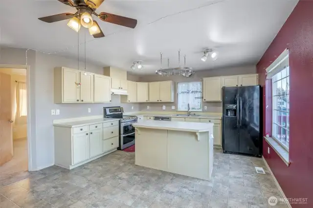 Stove, dishwasher & fridge included