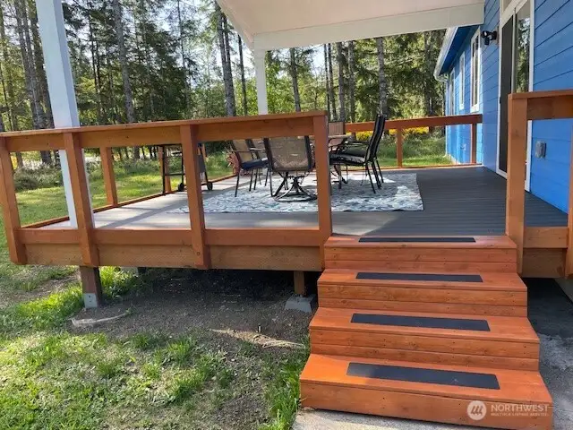 LOVE the large tex-decking deck at the backside of home. Party Deck.