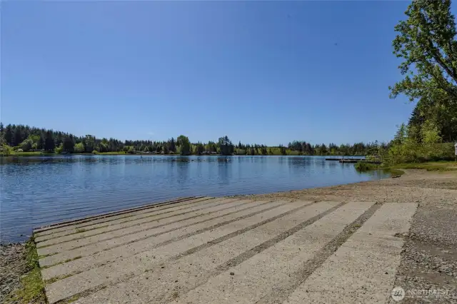 Community boat ramp and there is a beach area for the family and kids to have some water time. Short distance away.