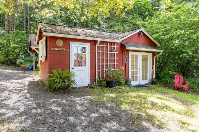 Detached artist studio and guest quarters
