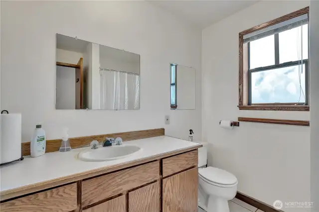 Lower level 3/4 bath.