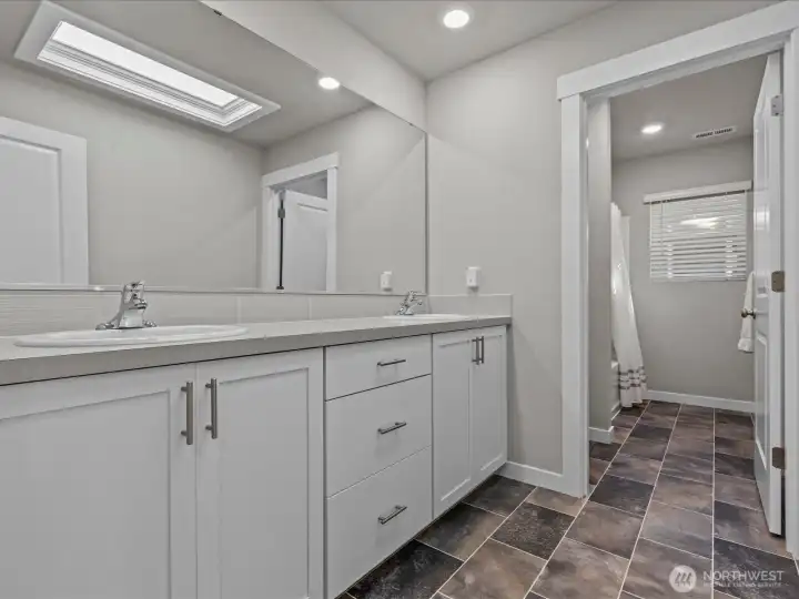 Upstairs full bathroom