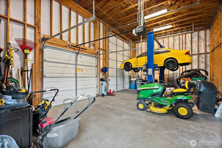 20x40 detached shop with car lift
