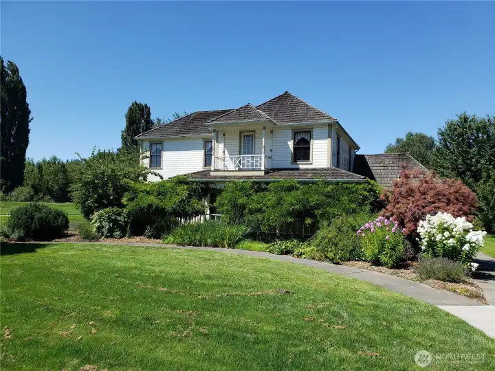 Imagine waking up each day with the picturesque Neely Soames Historical Homestead right across the street—a beautifully restored National Historic Site dating back to 1885, and one of the oldest surviving homes in Kent