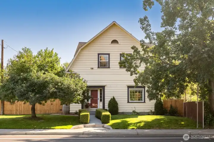 1905 Dutch Colonial in excellent condition