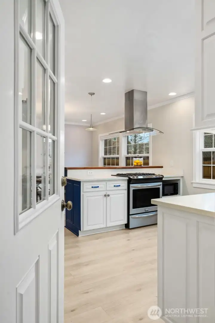Doorway from kitchen to sunroom