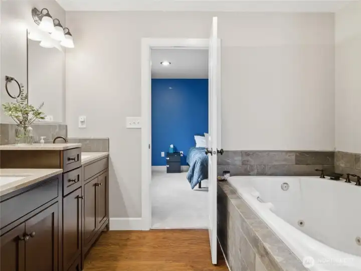 Primary en-suite bathroom