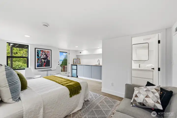 Potential 5th bedroom or media room