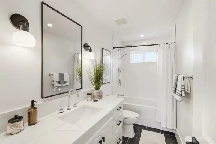 Third-floor full bathroom
