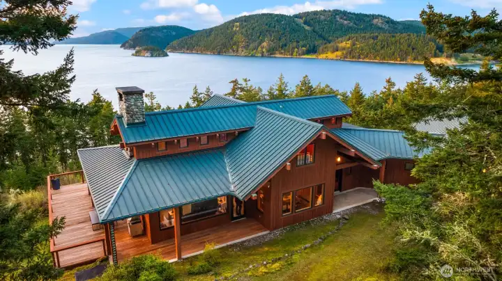 Sprawling Northwest Contemporary showcasing superior custom construction.