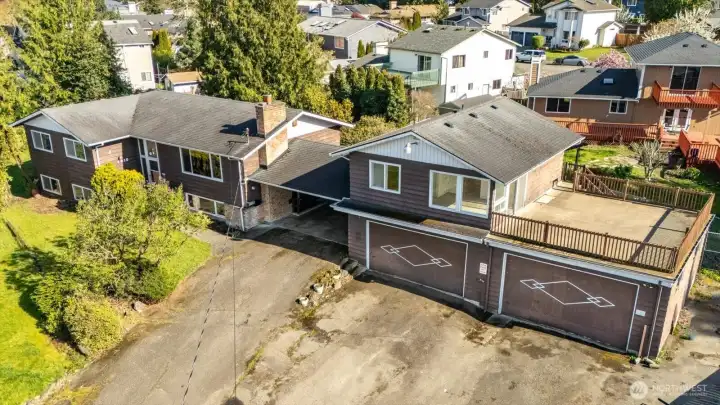 Sprawling property with 4 bedroom main home and ADU above two massive garages