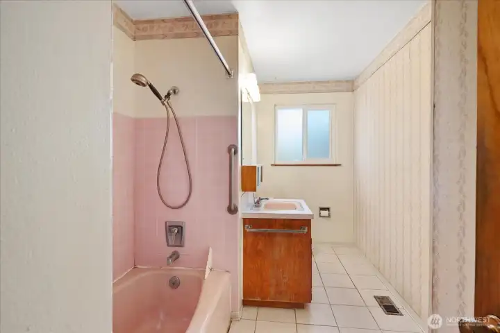 Full bathroom in the main home