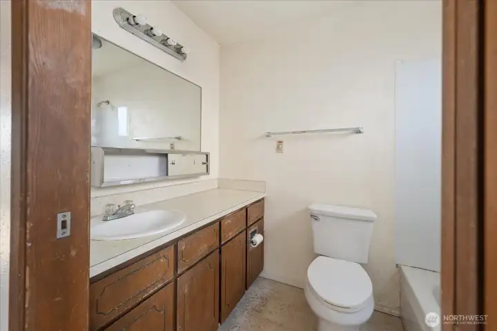 Full, ensuite bathroom in ADU