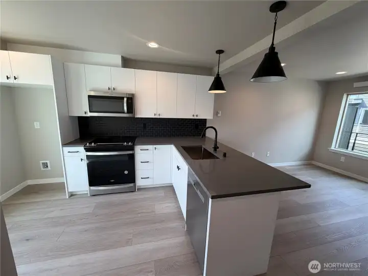 Picture of 680 W Kline Rd. Kitchen with local manufactured cabinets, quartz counters & stainless appliances