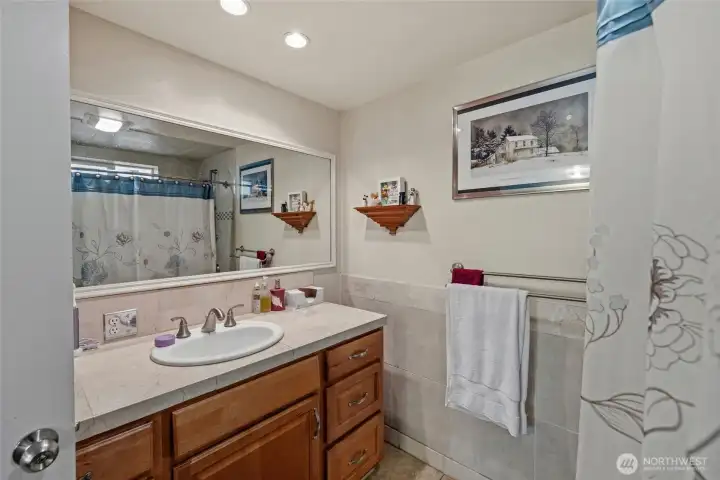 Full primary bathroom