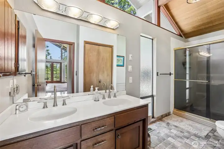 Master bedroom ensuite 3/4 bath
