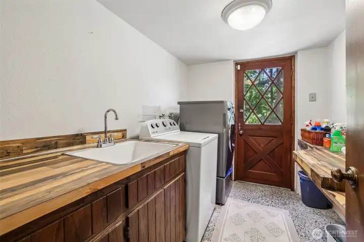 Laundry room w/sink and storage